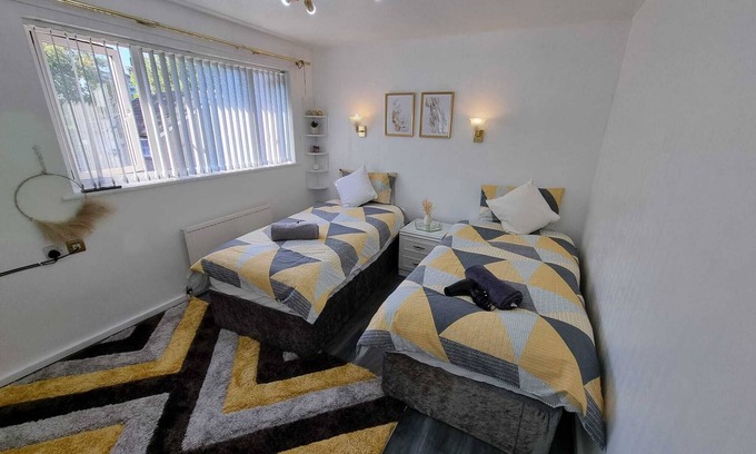 Leeds Maison | Homely space - walking distance to city centre w/ free parking & Netflix