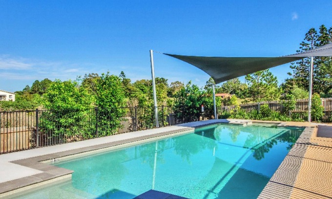Mango Hill Maison | Homely Townhouse with Pools