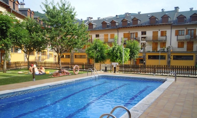 Benasque Appartement | Homerez - Superbe appartement pour 4 pers. avec piscine partagée à Benasque