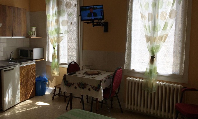 Neris-les-Bains Appartement | Homerez - Studio exceptionnel pour 2 pers. avec jardin à Néris-les-Bains