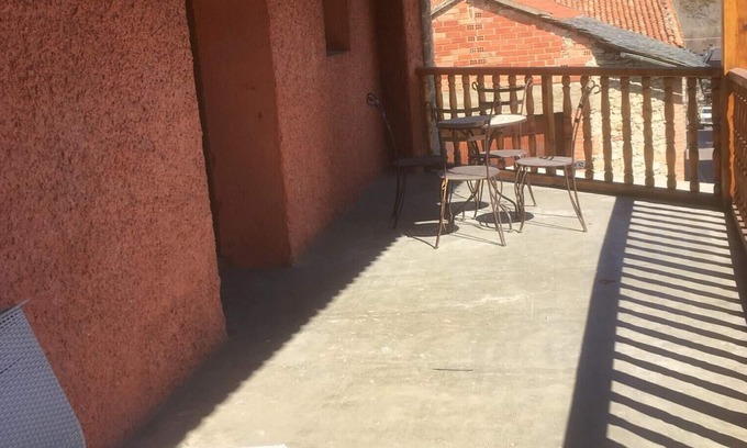 Bellver de Cerdanya Appartement | Homerez - Appartement for 8 ppl. with terrace and balcony at Bellver de Cerdanya