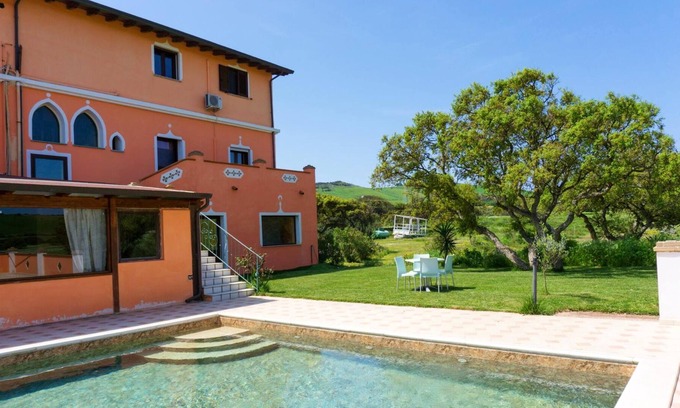 Gonnesa Appartement | Homerez - Appartement à 4 km de la plage pour 6 pers. avec piscine partagée