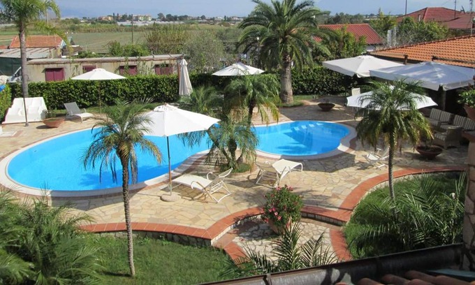 Eboli Appartement | Homerez - Appartement à 450 m de la plage pour 7 pers. avec piscine partagée