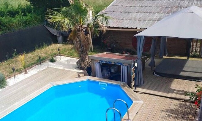 Aiguillon Appartement | Homerez - Appartement for 2 ppl. with swimming-pool and jacuzzi at Aiguillon