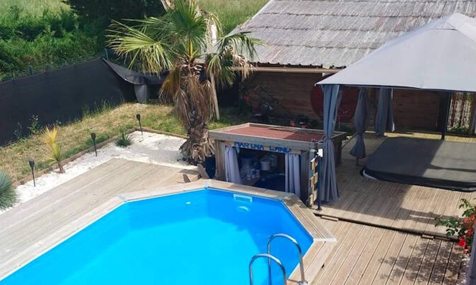 Aiguillon Appartement | Homerez - Appartement for 2 ppl. with swimming-pool and jacuzzi at Aiguillon