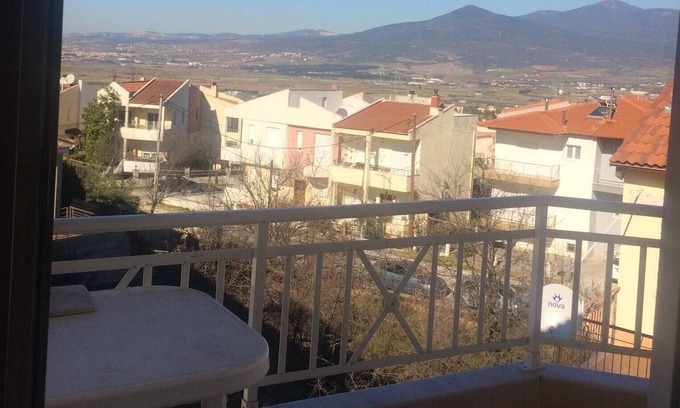 Thermi Appartement | Homerez - Appartement pour 6 pers. avec jardin, terrasse et balcon à Thermi