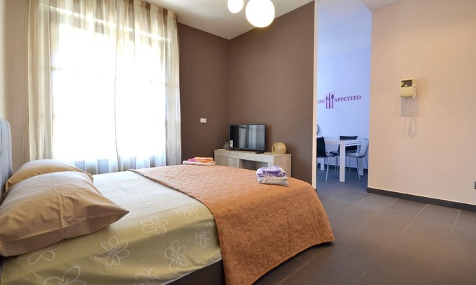Vercelli Appartement | Homerez - Superbe appartement pour 2 pers. avec balcon à Vercelli