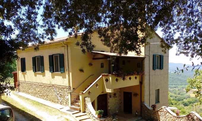 Stroncone Appartement | Homerez - Superbe appartement pour 4 pers. avec terrasse à Coppe