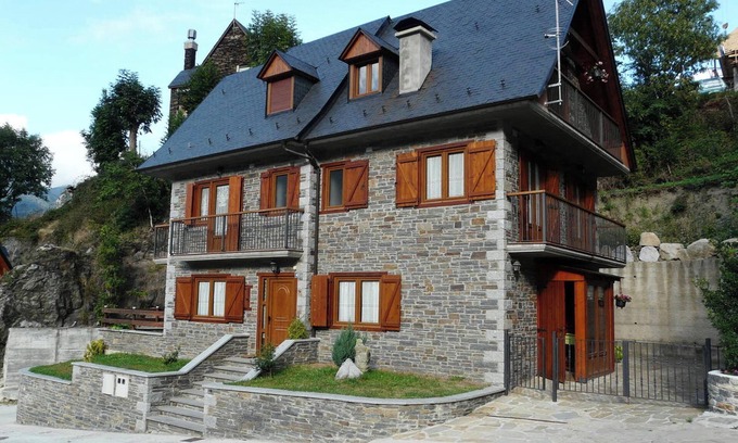 Vielha e Mijaran Chalet De Ski | Homerez - Charming Chalet in Viella with Mountain View