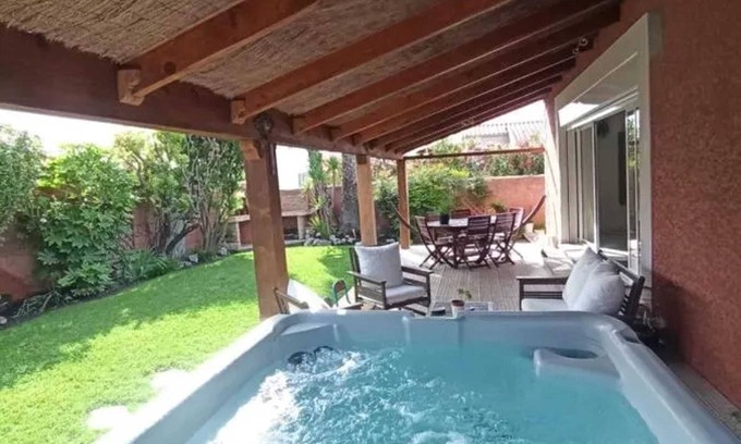 Gigean Maison | Homerez - Charming House in Gigean with Terrace and Fenced Garden
