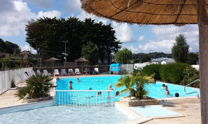 Louannec Maison | Homerez - Bungalow pour 6 pers. avec piscine partagée et terrasse à Louannec
