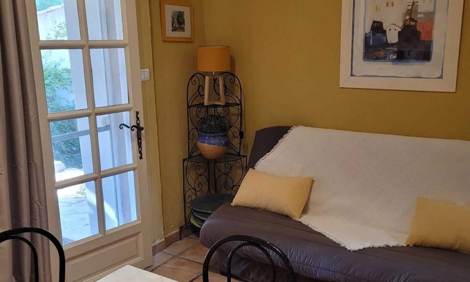 Albaron Appartement | Homerez - Family Apartment in Arles with Garden and Pool