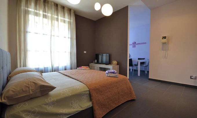 Vercelli Appartement | Homerez - Apt à Vercelli avec balcon.