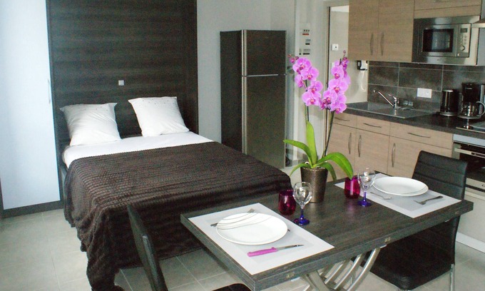 La Ferriere-aux-Etangs Appartement | Homerez - Studio pour 2 pers. avec sauna, spa et jardin à La Ferrière-aux-Étangs