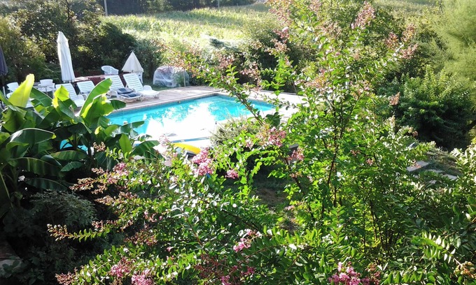 Saint-Etienne-de-Maurs Appartement | Homerez - Appartement pour 4 pers. avec piscine partagée, jardin et terrasse