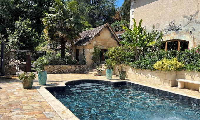 Saint-Front-de-Pradoux Maison | Homerez - Maison pour 8 pers. avec piscine partagée, jacuzzi et spa