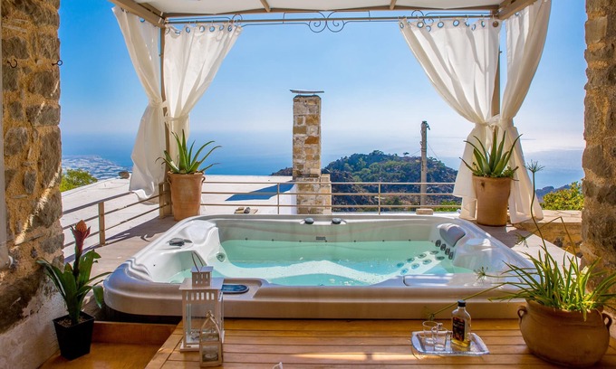 Anatoli Maison | Homerez - Grande maison à 12 km de la plage pour 9 pers. avec jacuzzi à Anatoli