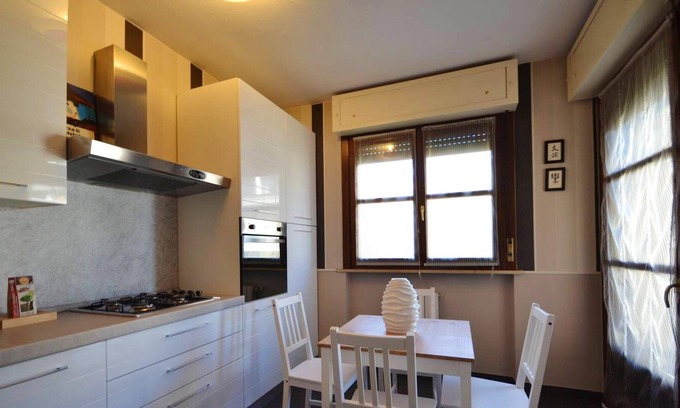 Vercelli Appartement | Homerez - Joli appartement pour 3 pers. avec jardin et terrasse à Vercelli