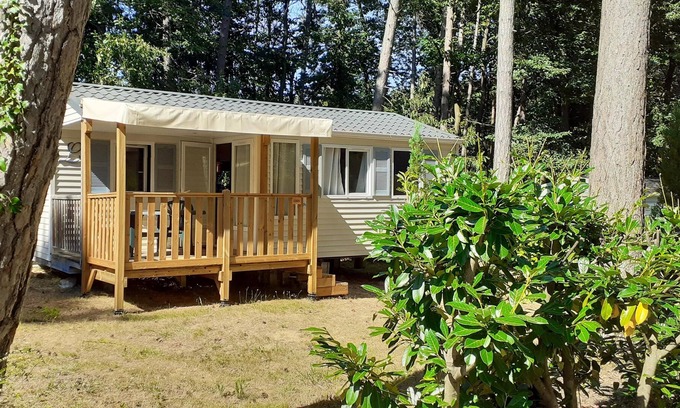 Saint-Cheron Maison | Homerez - Nice bungalow for 5 ppl. with shared pool and terrace at Saint-Chéron