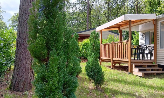 Saint-Cheron Maison | Homerez - Nice bungalow for 5 ppl. with shared pool and terrace at Saint-Chéron