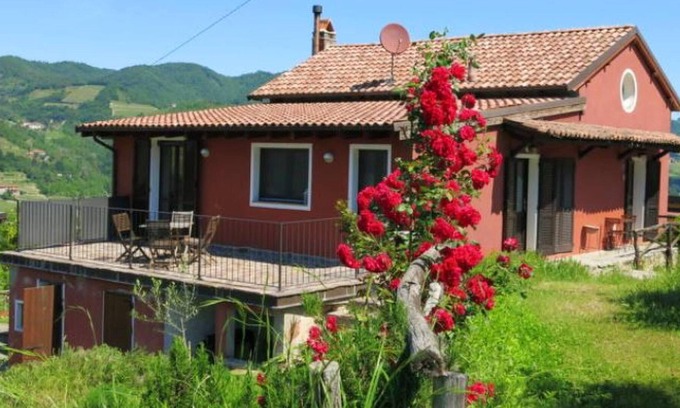 Vesime Maison | Homerez - Nice house for 4 ppl. with shared pool, terrace and balcony at Vesime