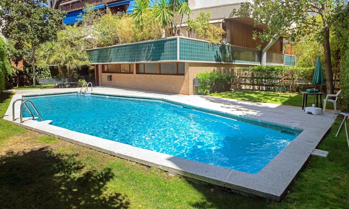 Nueva Espana Appartement | Homerez - Studio pour 2 pers. avec piscine partagée, jardin et terrasse à Madrid