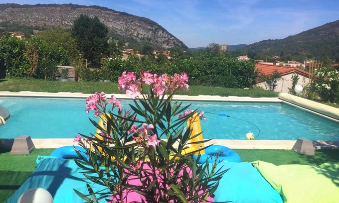 Foix Villa | Homerez - Villa refinada en Foix con piscina privada y jacuzzi