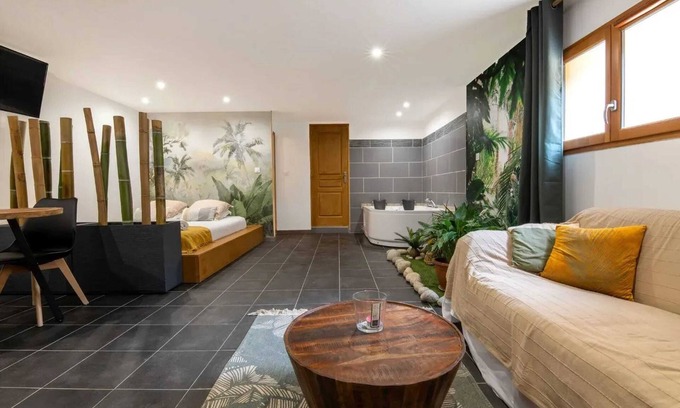 Baixas Appartement | Homerez - Romantic Studio in Baixas with Jacuzzi - 35m²