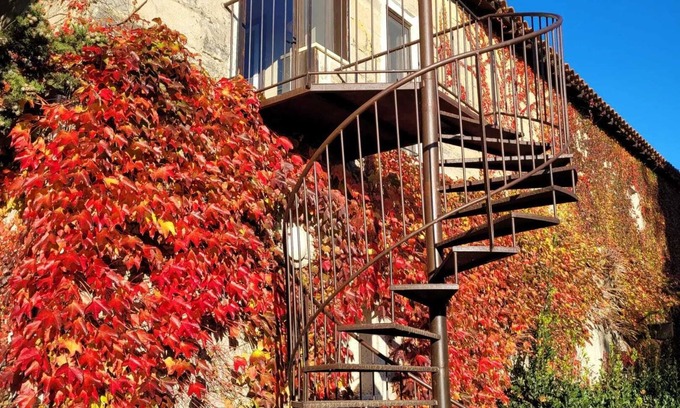 Albaron Appartement | Homerez - Spacious Apartment in Arles with Shared Pool and Garden