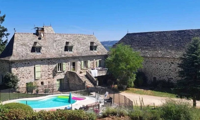 La Bastide-l'Eveque Villa | Homerez - Villa spacieuse avec piscine à Bas-Ségala