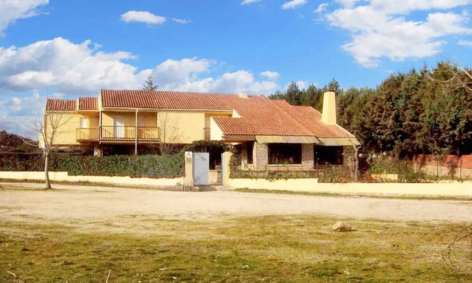 Navaluenga Maison | Homerez - Grande maison conviviale à Navaluenga avec vue sur le lac