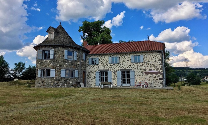 Aurillac Maison | Homerez - Maison spacieuse avec vue sur la montagne à Naucelles