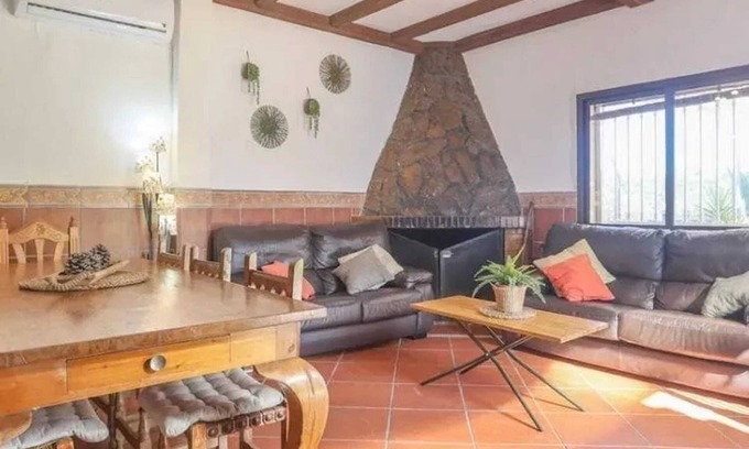 Guillena Villa | Homerez - Villa spacieuse à Guillena avec jardin et piscine privée