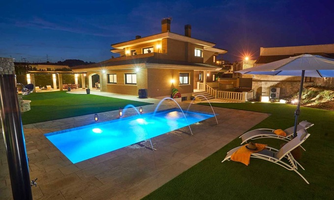 Vinaixa Villa | Homerez - Spacious Villa in Vinaixa with Pool and Jacuzzi