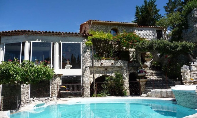 Lussan Villa | Homerez - Villa spacieuse pour 8 pers. avec piscine et terrasse à Lussan