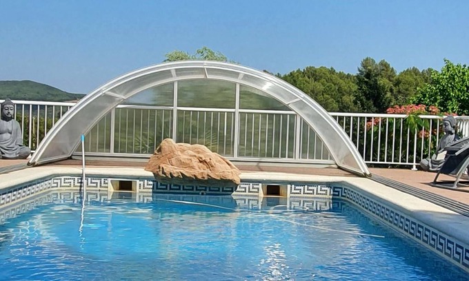 Querol Villa | Homerez - Villa spacieuse à Querol avec piscine privée et jacuzzi