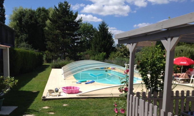 Saint-Jean-d'Angely Appartement | Homerez - Studio pour 3 pers. avec piscine et jardin à Saint-Jean-d'Angély