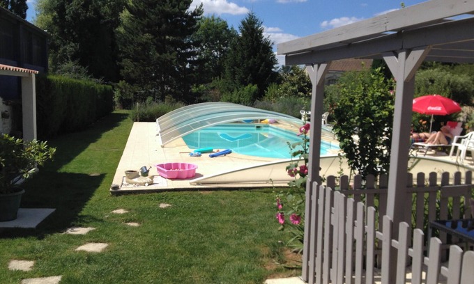 Saint-Jean-d'Angely Appartement | Homerez - Studio St-Jean-d'Angély