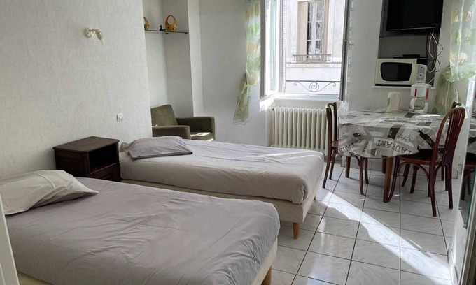 Neris-les-Bains Appartement | Homerez - Studio in Néris-les-Bains