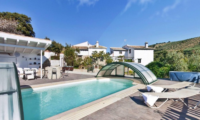 Serval Villa | Homerez - Grande villa pour 21 pers. avec piscine, jacuzzi et jardin à Granada