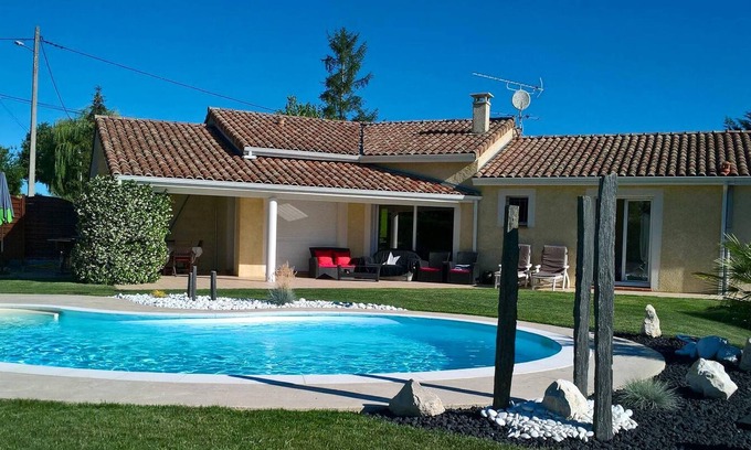 Paulhac Villa | Homerez - Villa pour 8 pers. avec piscine, jardin et terrasse à Paulhac