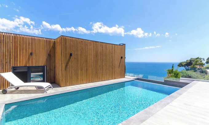 Lloret de Mar Villa | Homerez - Villa à Lloret de Mar, vue jardin et piscine