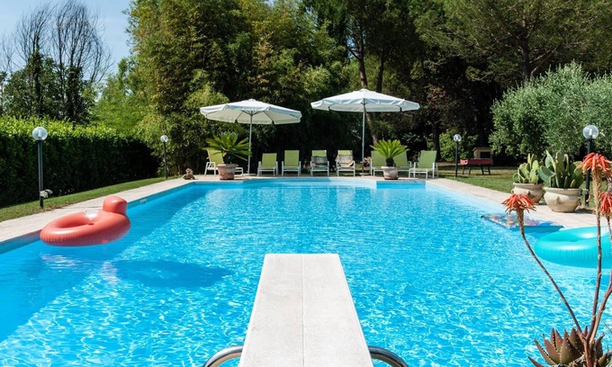 Pisa Villa | Homerez - Villa à Pise, piscine partagée.