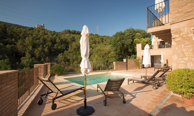 Orpi Appartement | Homerez - Appartement accueillant à Orpí avec piscine