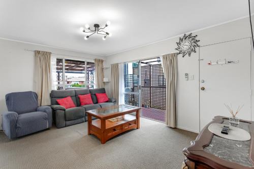 Auckland Maison | Homespun Unit with deck, air-con and parking