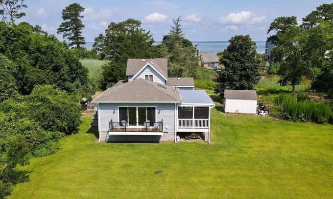 Chincoteague Hôtel | Homestead - Located on Main St. w/ outdoor shower!