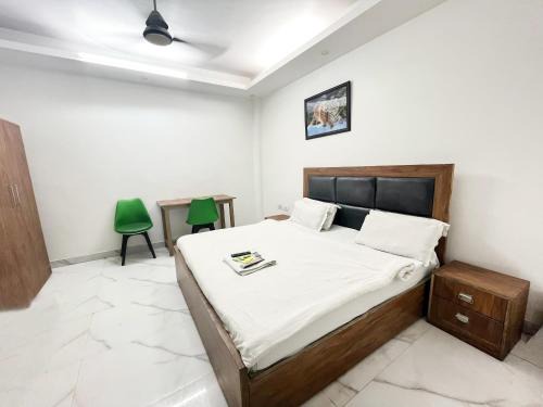 Nizamuddin East Hôtel | Hometown Hospitality - Walking Distance From Nizamuddin Railway Station
