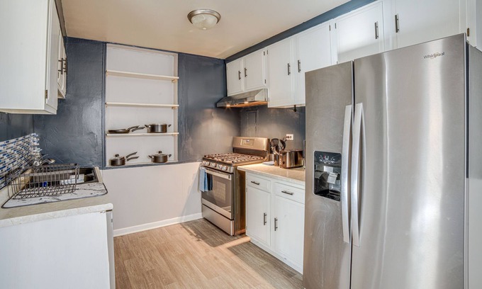 Homewood Maison | Homewood Home ~ 1 Mi to Metra Station!