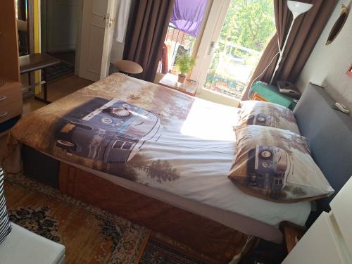 Canal Ring Maison | Homey Budget Bedroom