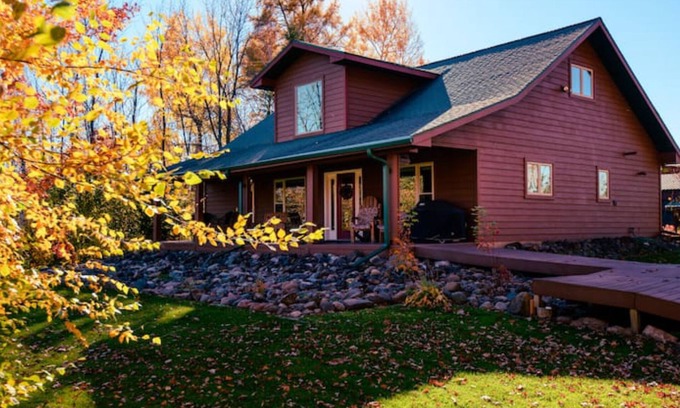 Sandstone Maison | Homey cabin